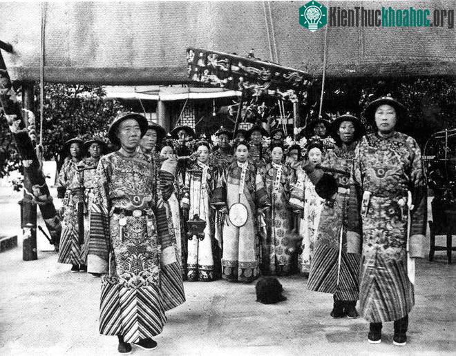Từ Hy Thái hậu cùng phi tần thái giám. (Ảnh tư liệu lịch sử Trung Hoa dân quốc).