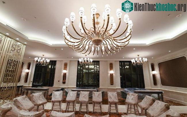 Một phòng chức năng được trang trí các vật liệu cao cấp