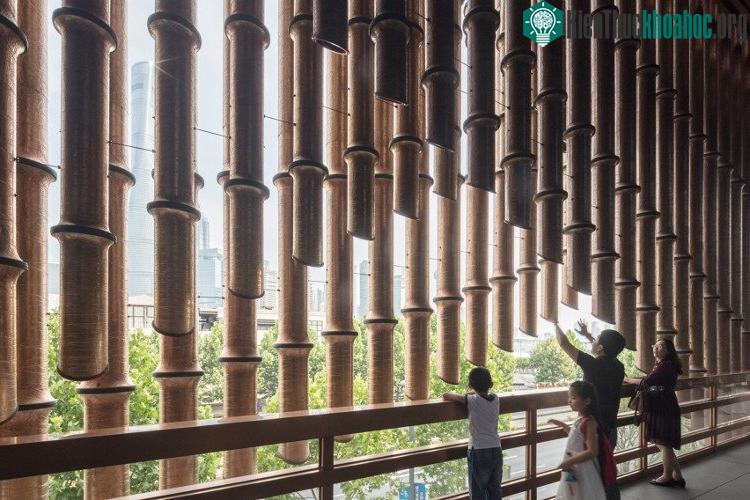 Người dân thích thú ngắm nhìn kiến trúc độc đáo của tòa nhà.