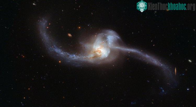 Nút xoắn không gian NGC 2623