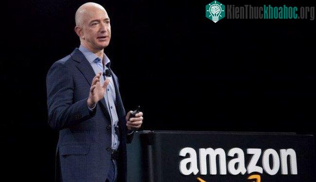 Chủ nhân của đế chế Amazon đã vươn lên là người giàu nhất thế giới.