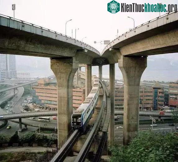 Đường sá mắc chồng lên nhau như mạng nhện