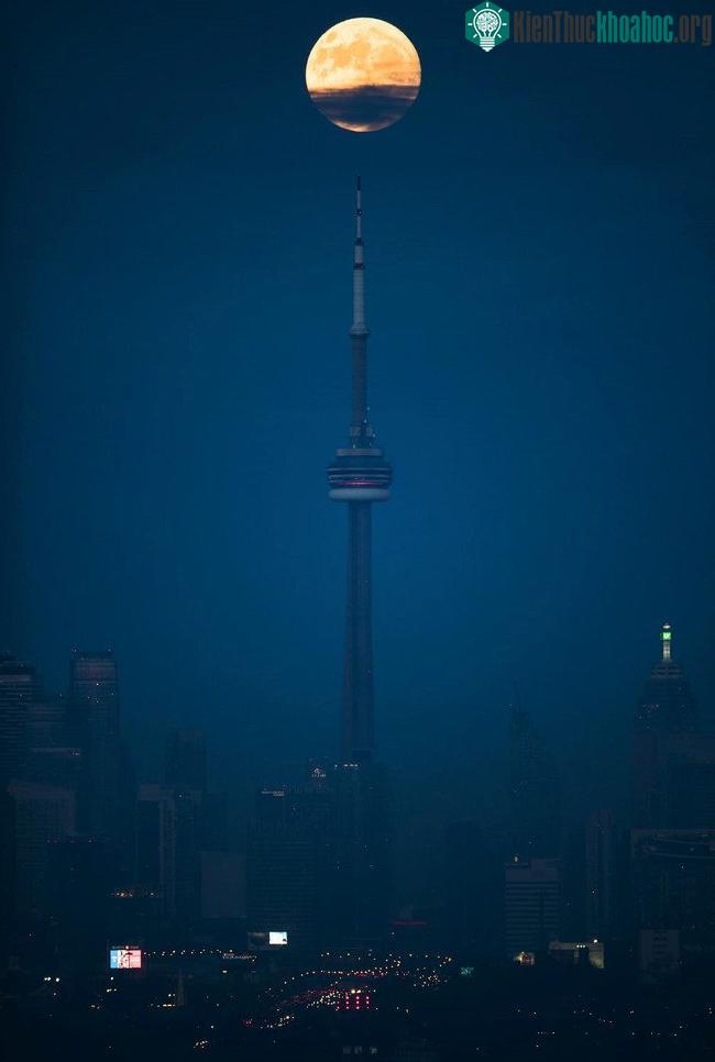 Mặt Trăng lên cao trong đêm ở Toronto, Canada.