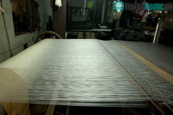 Ngay từ việc khâu tơ, người thợ quấn sợi vào ống không chỉ đơn thuần mà còn phải chọn sợi, đẽo sợi để đảm bảo các sợi tơ có màu trắng