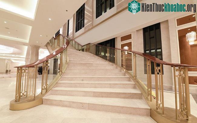 Hai bên đại sảnh là 2 cầu thang lớn dẫn lên tầng 2, nơi diễn ra quốc yến chiêu đãi 21 nhà lãnh đạo.