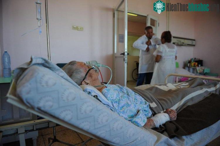 Đa số mọi người muốn trải qua những ngày cuối thoải mái tại nhà hơn là nằm giữa một đống máy móc trong ICU và chịu những thủ thuật đau đớn níu giữ hy vọng sống không có thực - (ảnh: NEWSWEEK).