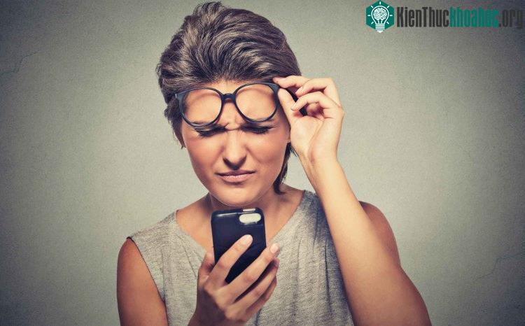Nheo mắt thường xuyên không tốt cho mắt.