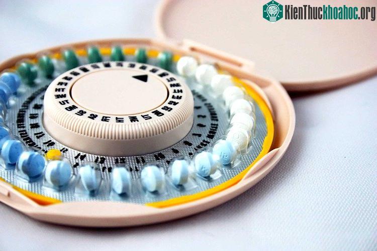 Thuốc uống hàng ngày là biện pháp tránh thai phổ biến song lại có thể làm tăng nguy cơ ung thư vú. (Ảnh: HU).
