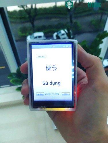 Với e-FlashCard, người dùng chỉ cần lắc cổ tay để học từ vựng. (Ảnh: NVCC).