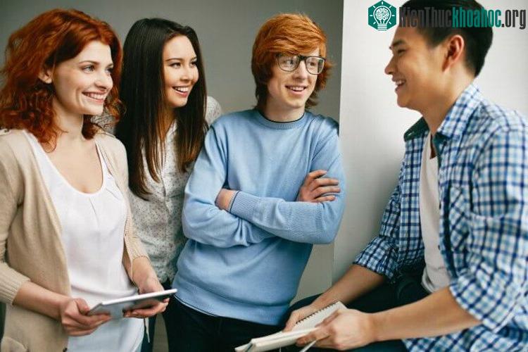 Người thông minh có nói chuyện phiếm nhưng không nhiều.