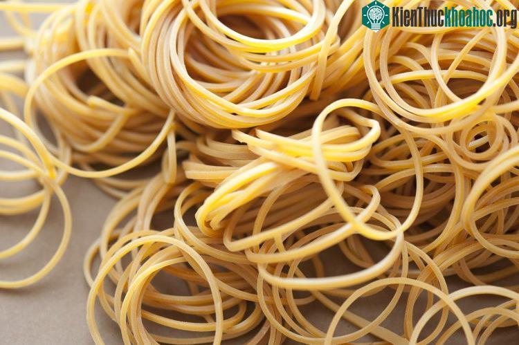 Trong 1 tiếng đồng hồ, máy cắt được nửa triệu sợi dây chun.