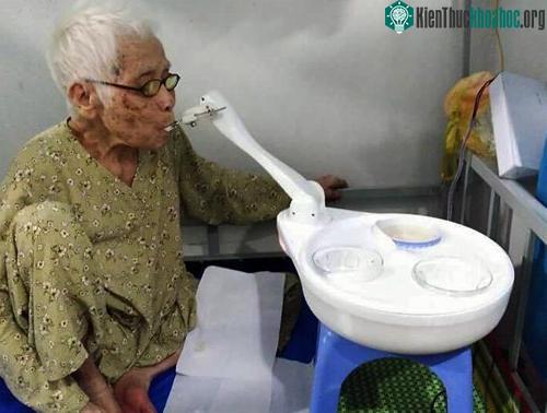 Thiết bị đút thức ăn cho người bệnh, người già được thử nghiệm thành công. (Ảnh: Nhóm sinh viên cung cấp.)