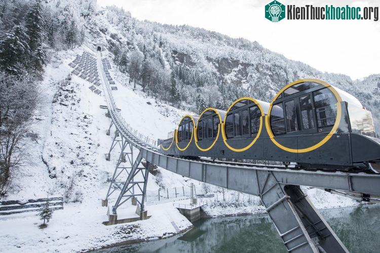 Buổi khánh thành được tổ chức tại khu resort Stoos ở Alpine, trung tâm của Thụy Sĩ, ở độ cao 1.300 mét trên mực nước biển. (Ảnh: EPA).