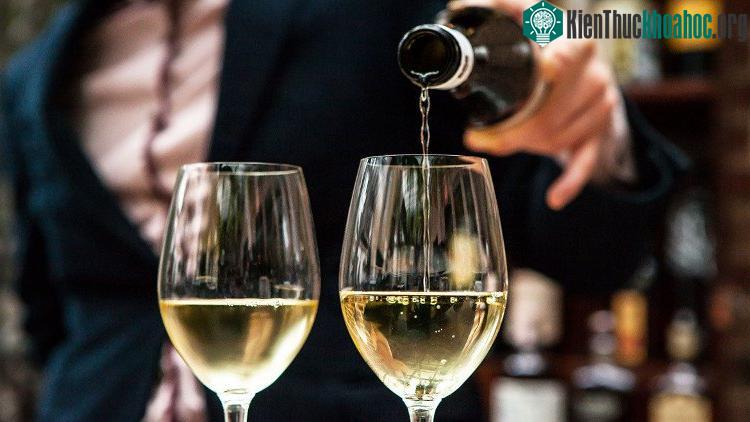 Không ít người cho biết họ trở nên hung hăng khi uống rượu mạnh hơn là rượu thông thường.