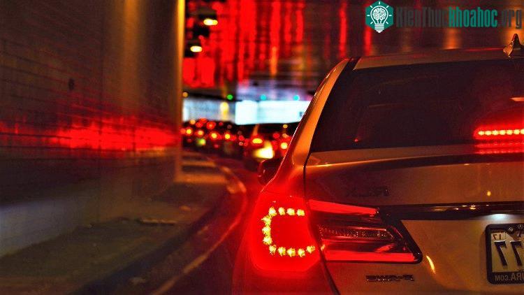 Chạy bám đuôi để chỉ việc lái xe bám sát đuôi xe đi trước.