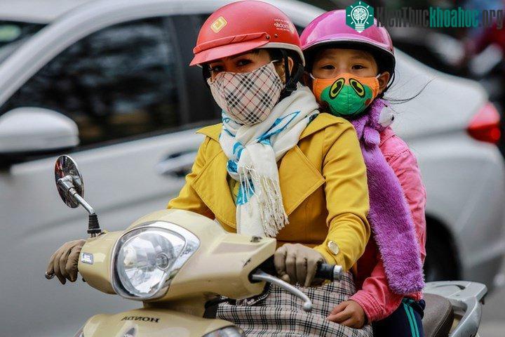 Giữ ấm cho trẻ khi thời tiết lạnh. (Ảnh minh họa: Thành Nguyễn).