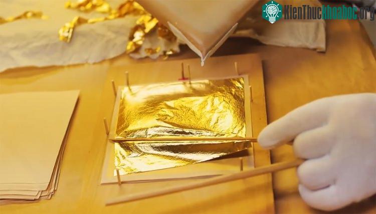 Vàng lá thường dùng để mạ tượng các đồ lưu niệm, đồ trang trí...