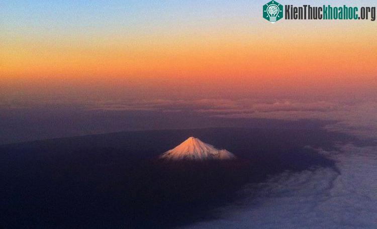Đỉnh núi Taranaki ở Đảo Bắc, New Zealand.