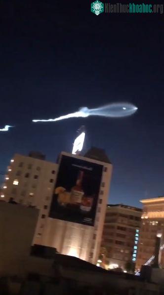 Vệt sáng do Falcon 9 để lại trên bầu trời.