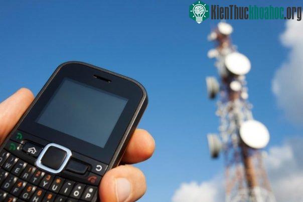 Giơ điện thoại lên cao để bắt sóng tốt hơn?
