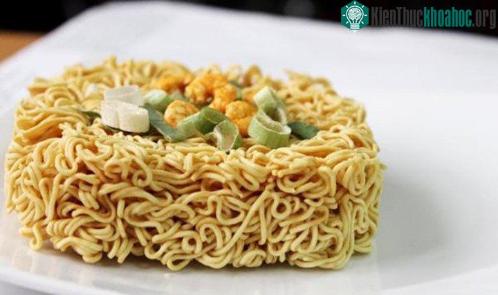 Mì ăn liền có thể bảo quản được trong thời gian trung bình 5 - 6 tháng ở nhiệt độ thường mà không bị ẩm mốc.