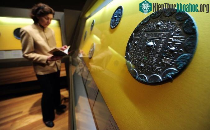 Chiếc gương đồng 1.900 năm tuổi. (Ảnh: AFP).