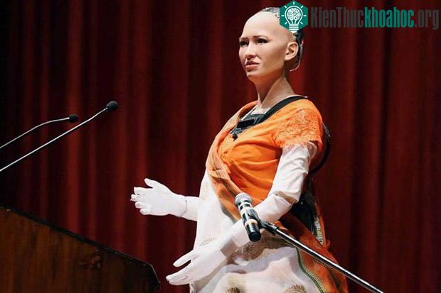 Sophia phát biểu tại một hội nghị công nghệ ở Ấn Độ.