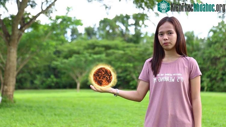Andales giải thích Thuyết tương đối một cách dễ hiểu. (Ảnh cắt từ clip).