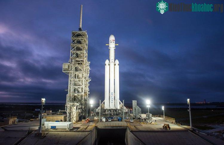Tên lửa Falcon Heavy trên bệ phóng. (Ảnh: SpaceX).