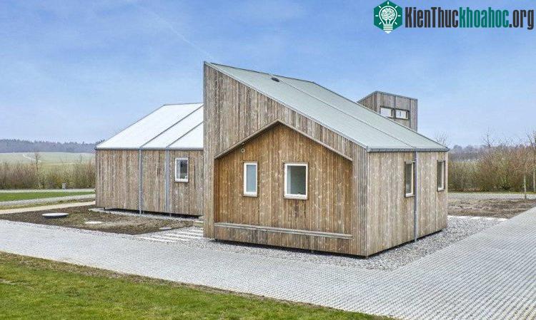 Nhà sinh học này nằm trên một hệ thống neo đất đóng nhiều đinh vít chứ không phải là một nền móng làm từ bê tông.