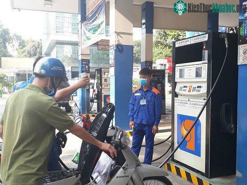 Người dân đổ xăng sinh học E5 tại một trạm xăng ở Quận 3, TP.HCM. (Ảnh: Hà Thế An).