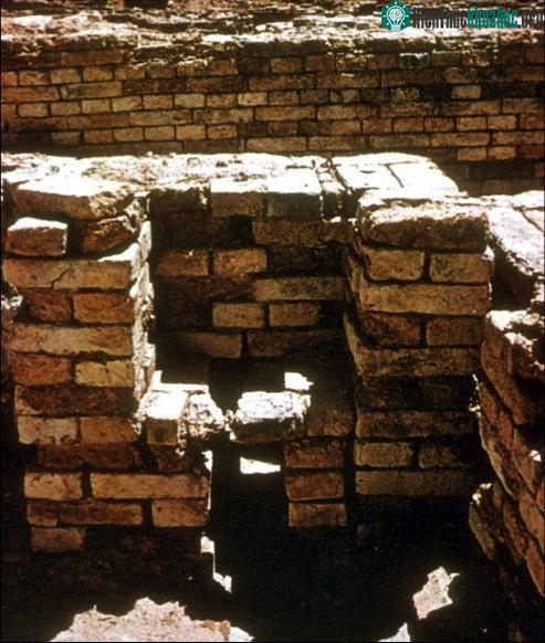 Chiếc bồn cầu vệ sinh đầu tiên do toilet Monhenjo - daro sáng tạo ra.