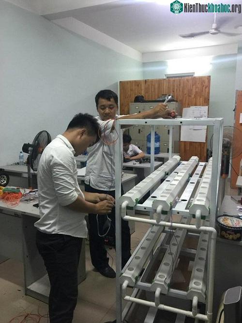 Các thành viên nhóm đang thiết kế sản phẩm. (Ảnh: NVCC).