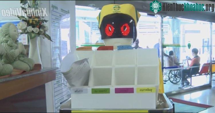 Y tá robot.