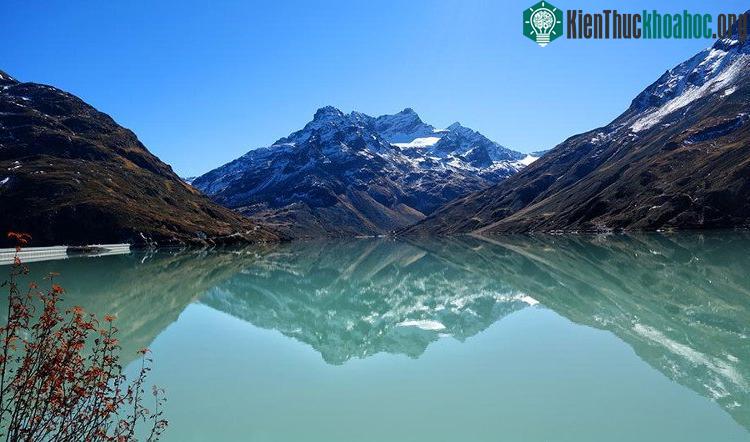 Suối băng tan ở dãy Alps, biên giới Thụy Sĩ với Áo. (Ảnh: Shutterstock).