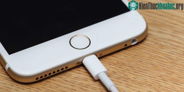 Dung lượng hạn chế của pin khiến người dùng điện thoại phải sạc pin mỗi ngày. (Ảnh minh họa).