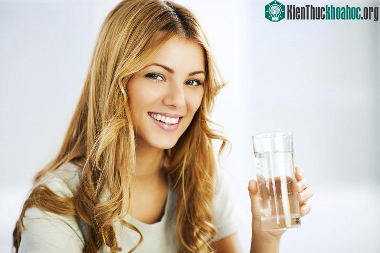 Uống nước hỗ trợ đau đầu do thời tiết thay đổi.