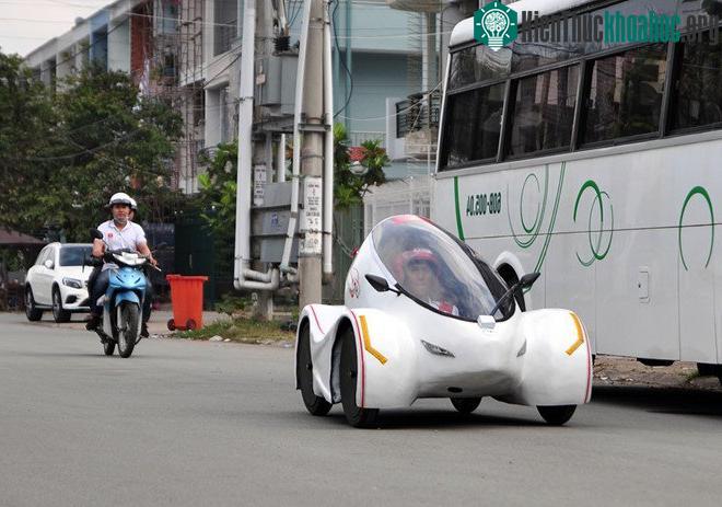 Xe điện do sinh viên chế tạo có thể đạt quãng đường 108km với 1.000W. (Ảnh: Ngọc An).