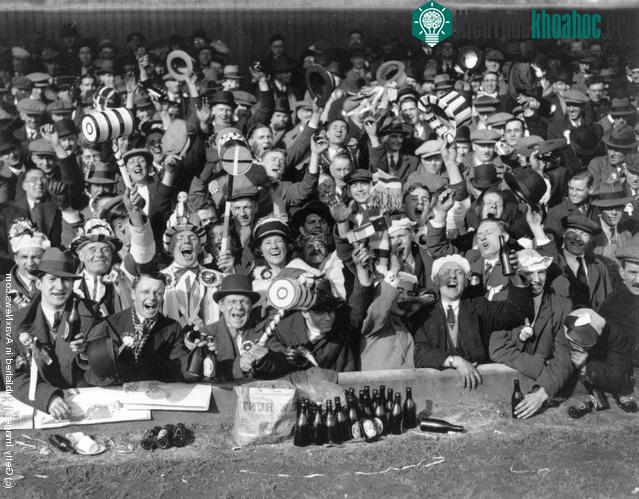 Những người ủng hộ đội West Ham United tại trận bán kết cúp FA với Everton ở sân Wolves