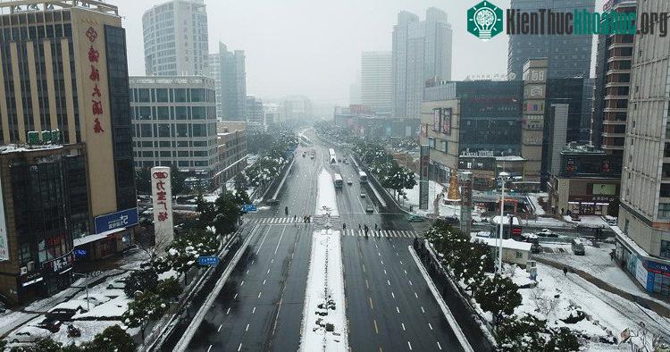 Những ngày bị tuyết bao phủ, đường phố rất vắng vẻ, ít người ra đường.
