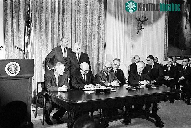 Những đề xuất này sau đó đã được dự thảo thành luật vào năm 1967, với việc các nước lớn như Mỹ, Liên Xô và Vương quốc Anh cùng ký vào Hiệp định Khám phá Không gian vũ trụ của Liên Hợp Quốc.