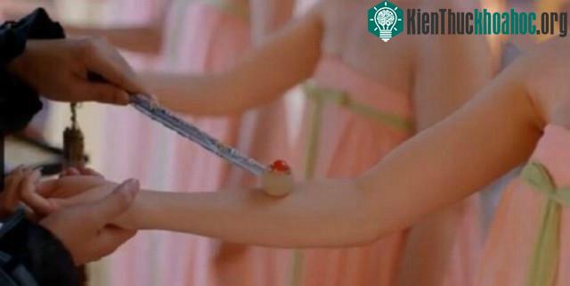 Chấm thủ cung sa lên người các mỹ nữ. (Ảnh minh họa).