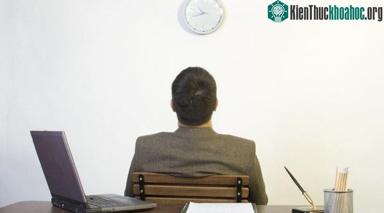 Những công việc lặp đi lặp lại sẽ nhanh khiến người thông minh cảm thấy nhàm chán.