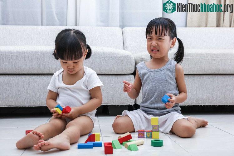 Khi có một người trong tập thể bị, nhiều người khác có thể cũng bị, làm cho người ta có cảm giác bệnh có thể lây lan.