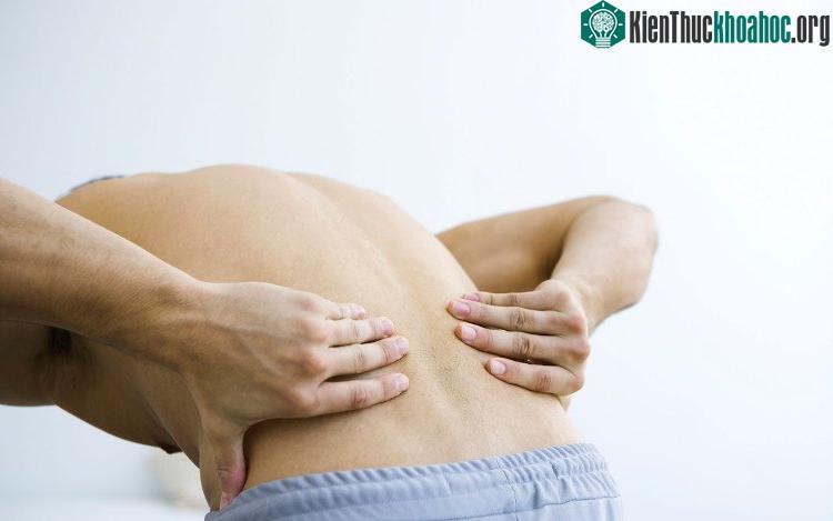 Đau lưng dù trời có mưa hay không.