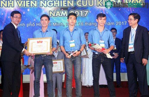 Nhóm sinh viên khoa Cơ khí Chế tạo máy, Đại học Sư phạm Kỹ thuật TP HCM, nhận giải nhất với thiết bị đút thức ăn cho người bệnh