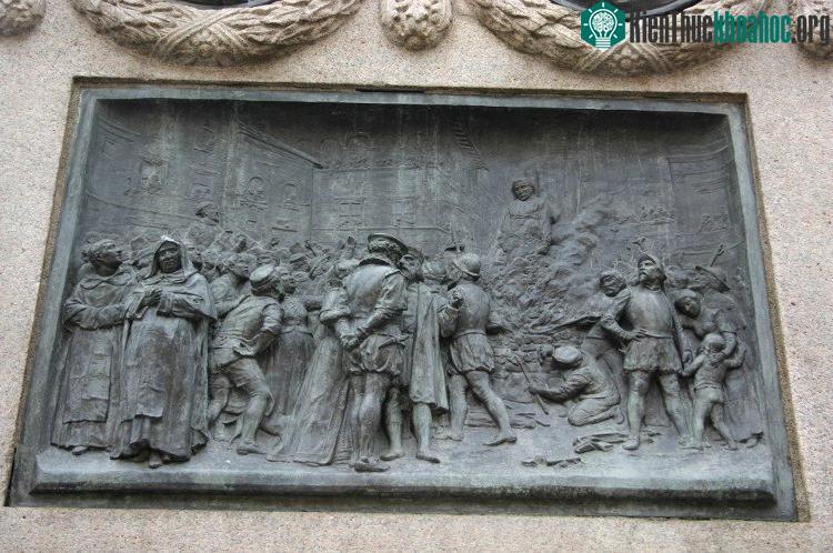 Bức điêu khắc mô tả quá trình hành hình Giordano Bruno.
