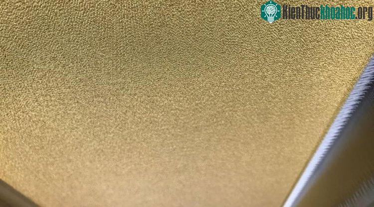 Lớp vải bọc được dát vàng 24 carat.
