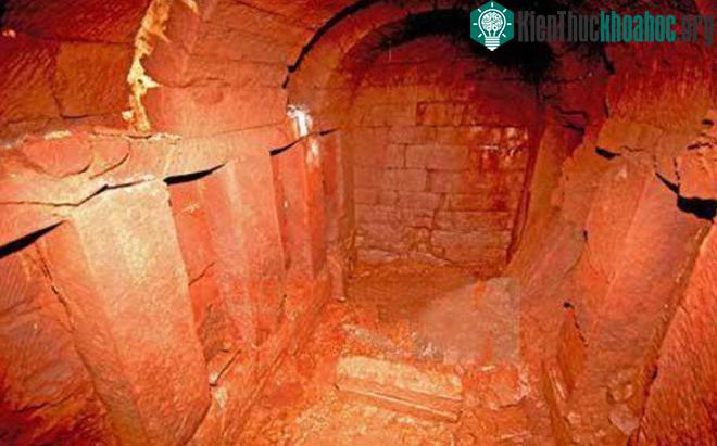 Ông lão đã nhìn thấy một thứ ánh sáng mờ mờ từ một bức tường trong căn phòng.