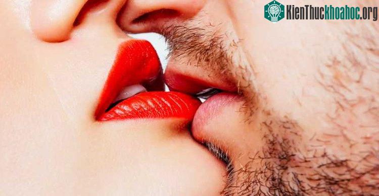 Nghiêng đầu sang một bên duy nhất khi hôn dường như được quyết định bởi thói quen não bộ vận động.
